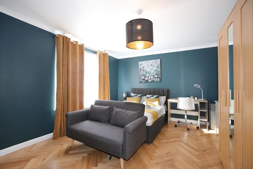 Spacious 4BR City Centre Apartment w/ Free Parking