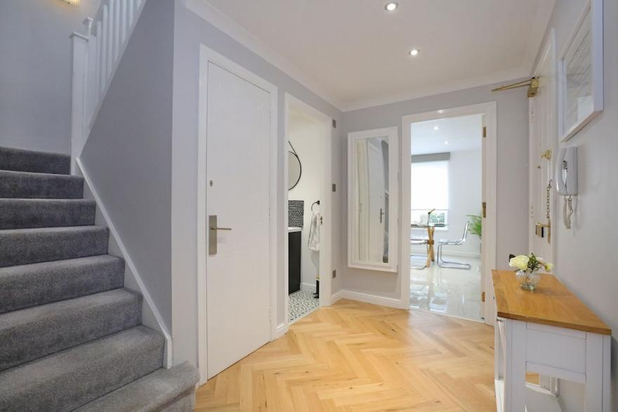 Spacious 4BR City Centre Apartment w/ Free Parking