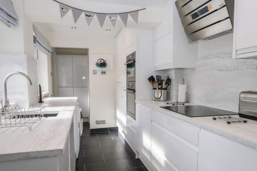 DERWENT COTTAGE, pet friendly, character holiday cottage in Keswick