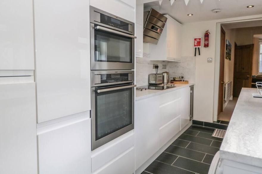 DERWENT COTTAGE, pet friendly, character holiday cottage in Keswick
