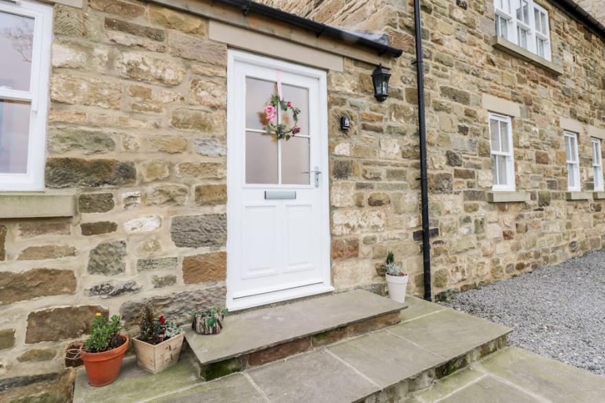 FELL BRIGGS COTTAGE, family friendly, with hot tub in New Marske