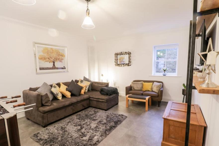 FELL BRIGGS COTTAGE, family friendly, with hot tub in New Marske