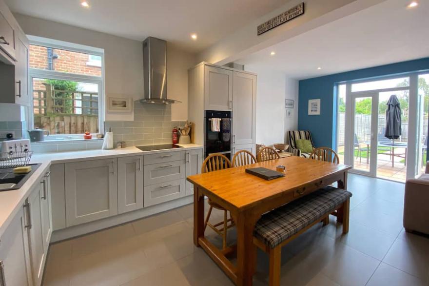 Charming 3 bed house and garden, pet friendly