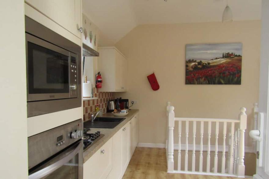 TRANQUIL COTTAGE, NR PERRANPORTH BEACH,3/4/7 NIGHT BREAKS, GARDEN,BBQ, PARKING