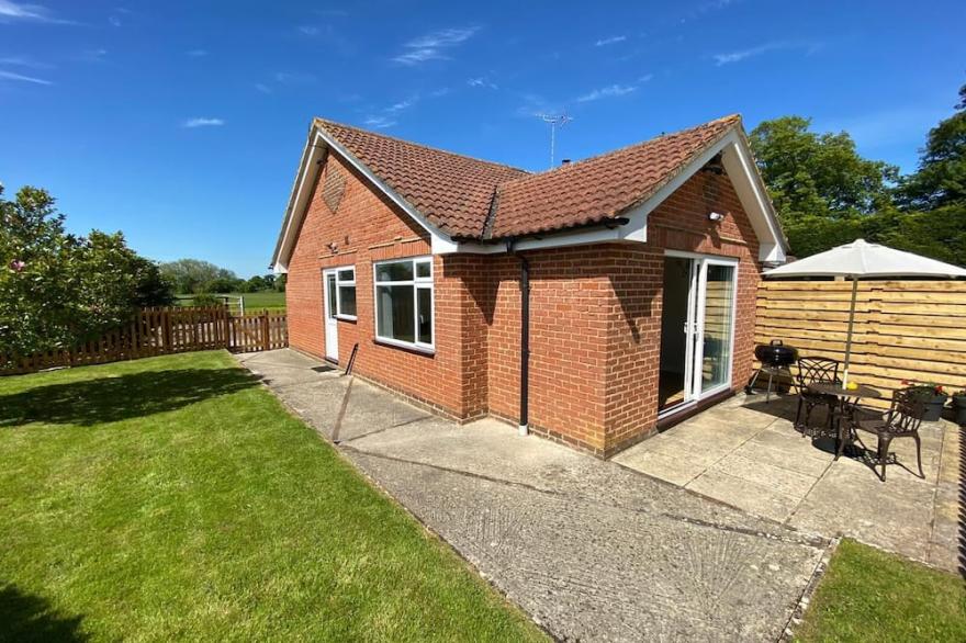 Cosy dog friendly self contained Annexe ,  near Cheltenham & Cotswolds