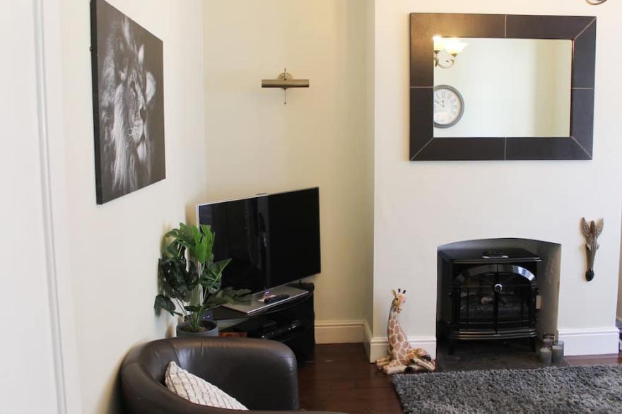 ROCKTON HOUSE, pet friendly, character holiday cottage in Whitby