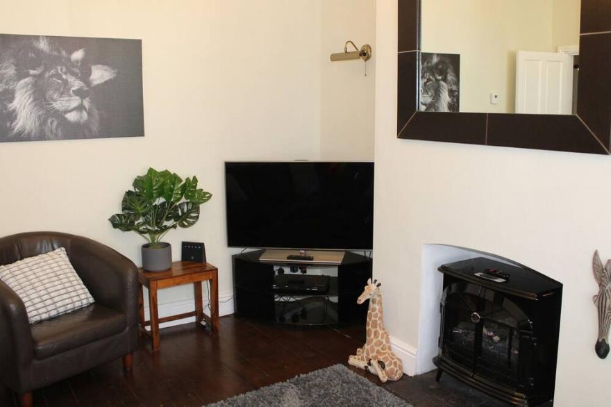 ROCKTON HOUSE, pet friendly, character holiday cottage in Whitby