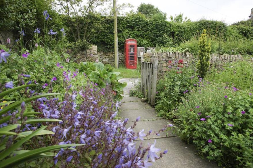Letterbox Cottage -  a Cotswold cottage that sleeps 4 guests  in 2 bedrooms