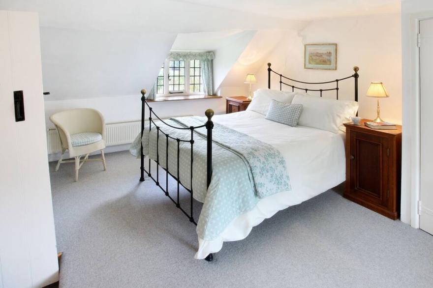 Letterbox Cottage -  a Cotswold cottage that sleeps 4 guests  in 2 bedrooms