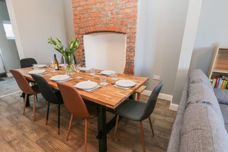 HILDERTHORPE HOUSE, character holiday cottage in Bridlington