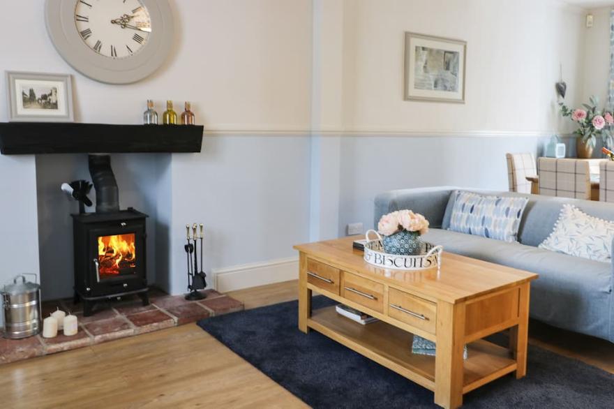POTTER HILL COTTAGE, pet friendly, with open fire in Pickering