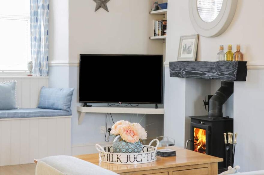 POTTER HILL COTTAGE, pet friendly, with open fire in Pickering