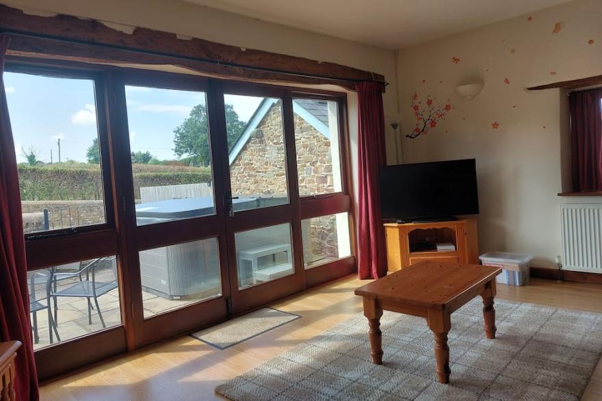 Converted barn with hot tub in north devon