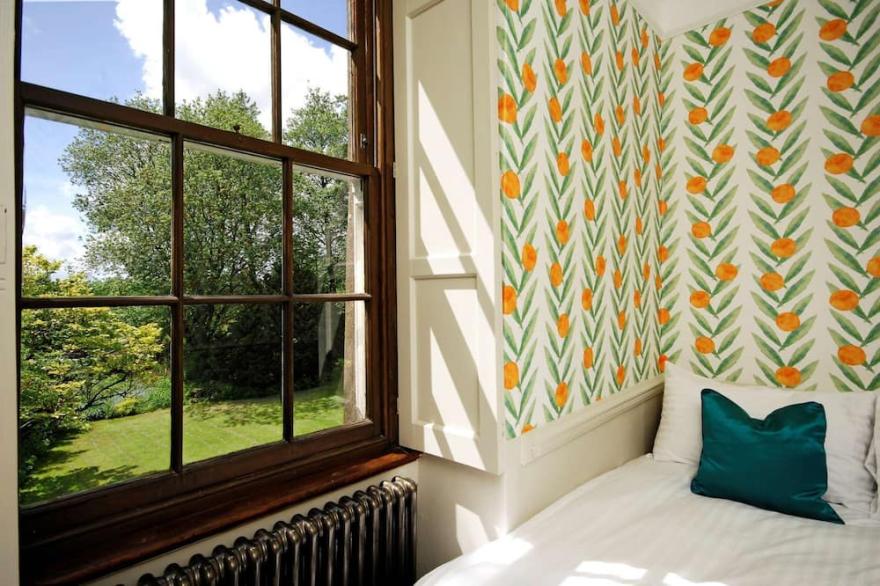 Beautiful 5 bedroom house sleeps 13 with hottub, games room and garden near Bath