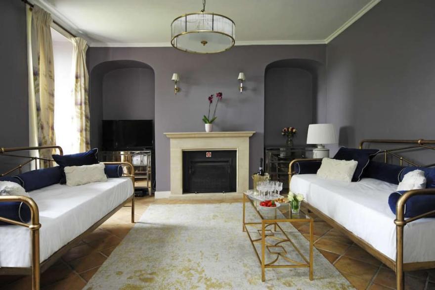 Beautiful 5 bedroom house sleeps 13 with hottub, games room and garden near Bath