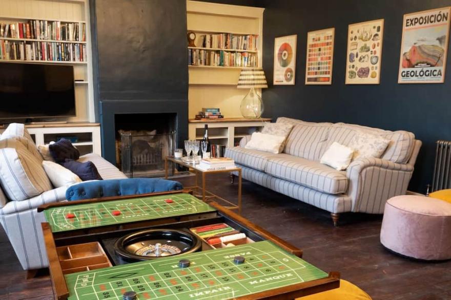 Beautiful 5 bedroom house sleeps 13 with hottub, games room and garden near Bath