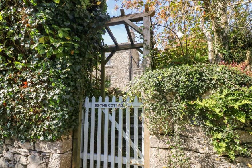 WESTMORLAND COTTAGE, pet friendly, with a garden in Grange-Over-Sands