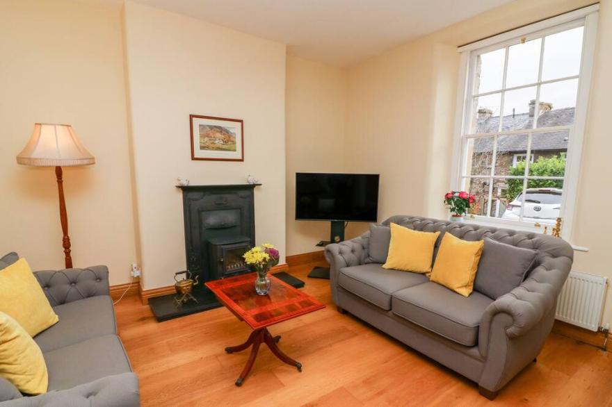 WESTMORLAND COTTAGE, pet friendly, with a garden in Grange-Over-Sands
