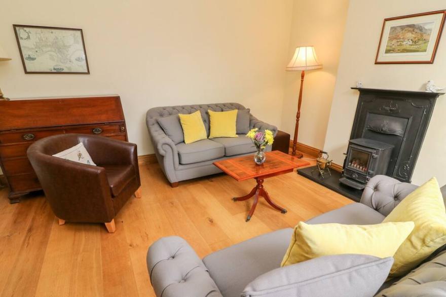 WESTMORLAND COTTAGE, pet friendly, with a garden in Grange-Over-Sands