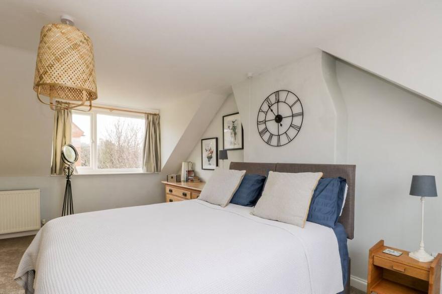 PIPIT HOUSE, pet friendly, character holiday cottage in Whitby