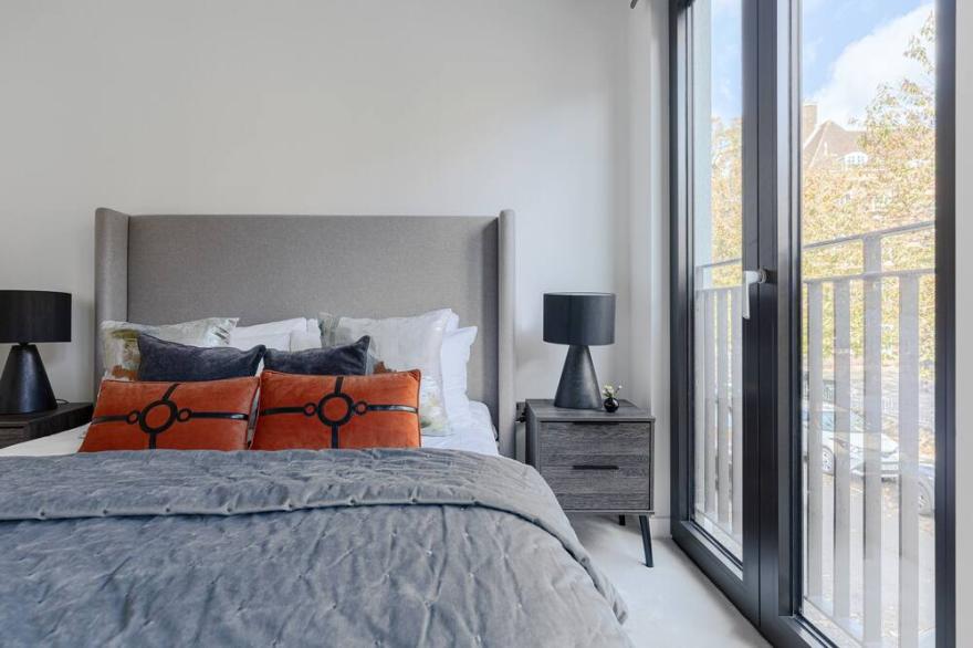 BRAND NEW EXQUISITE FAMILY+ COUPLES DESIGN HOUSE OFF REGENTS PARK