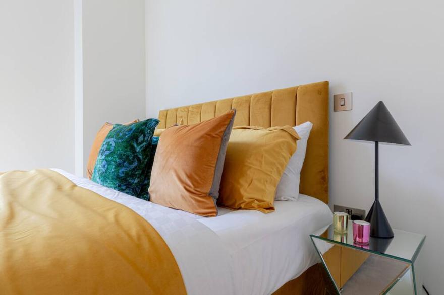 BRAND NEW EXQUISITE FAMILY+ COUPLES DESIGN HOUSE OFF REGENTS PARK