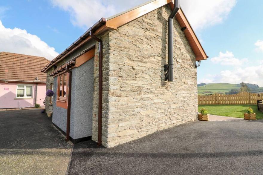 TEGFAN BARN, romantic, character holiday cottage in Rhayader
