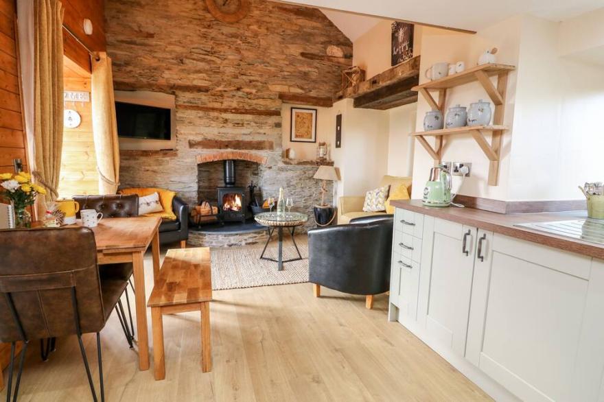 TEGFAN BARN, romantic, character holiday cottage in Rhayader