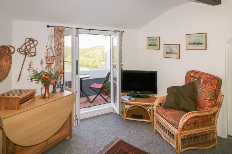 THE KNOLL, family friendly, country holiday cottage in Looe