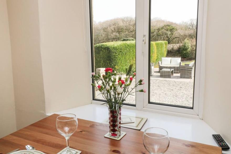 CUTKIEVE FARM COTTAGE, romantic, with a garden in Pensilva