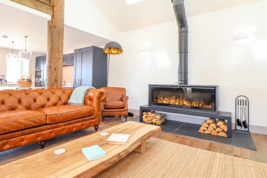 SEE TWO SEAS, CAPE CORNWALL, pet friendly, with hot tub in St Just