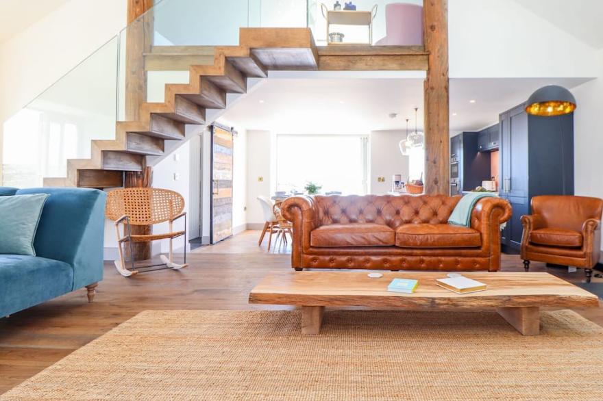 SEE TWO SEAS, CAPE CORNWALL, pet friendly, with hot tub in St Just
