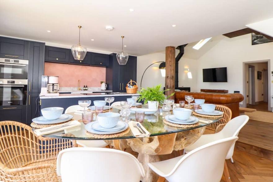 SEE TWO SEAS, CAPE CORNWALL, pet friendly, with hot tub in St Just