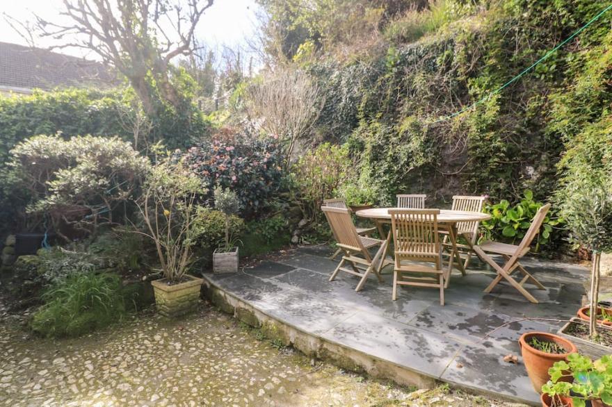 WIDGEONS KEEL, pet friendly, character holiday cottage in Flushing