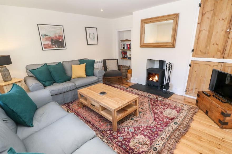 WIDGEONS KEEL, pet friendly, character holiday cottage in Flushing