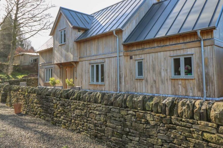 OAK COTTAGE, family friendly, character holiday cottage in Milnrow