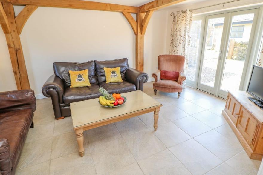 OAK COTTAGE, family friendly, character holiday cottage in Milnrow