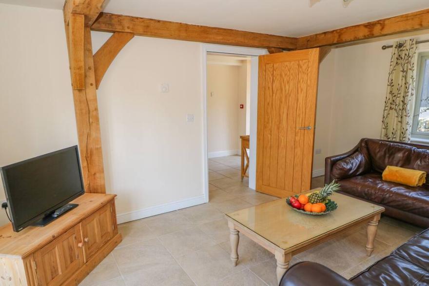 OAK COTTAGE, family friendly, character holiday cottage in Milnrow
