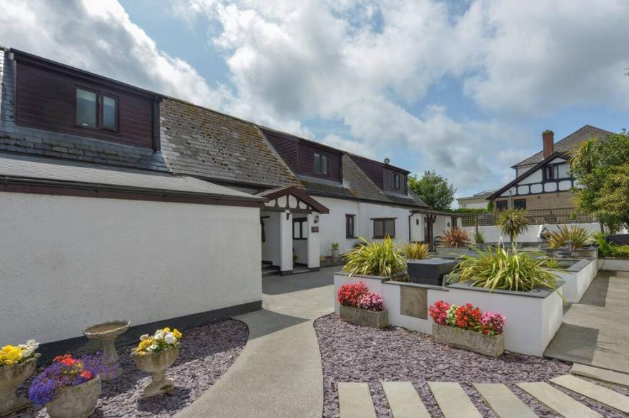 HONEYSUCKLE COTTAGE, pet friendly, with a garden in Halwill Junction