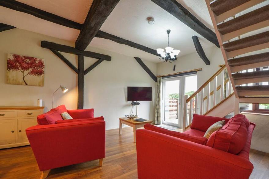 HONEYSUCKLE COTTAGE, pet friendly, with a garden in Halwill Junction