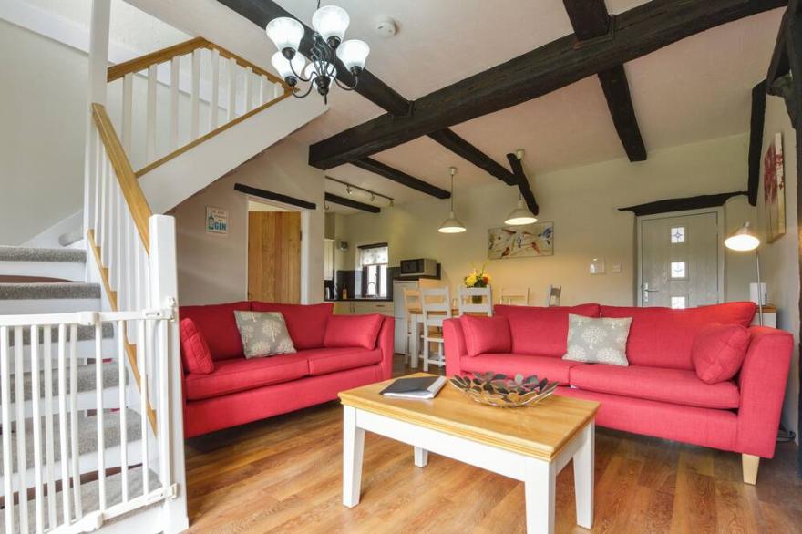 HONEYSUCKLE COTTAGE, pet friendly, with a garden in Halwill Junction