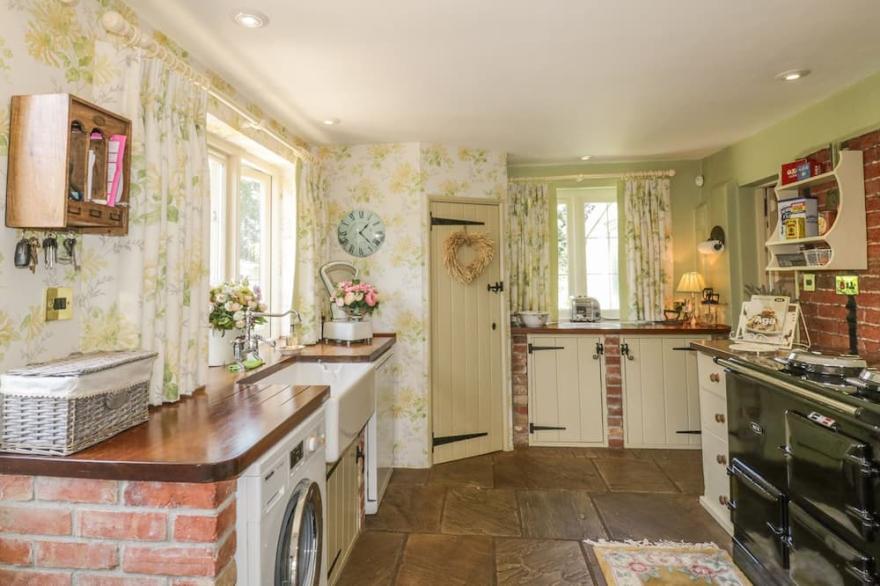 WAVENEY COTTAGE, pet friendly, character holiday cottage in Harleston
