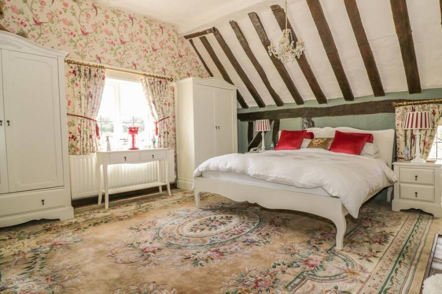 WAVENEY COTTAGE, pet friendly, character holiday cottage in Harleston