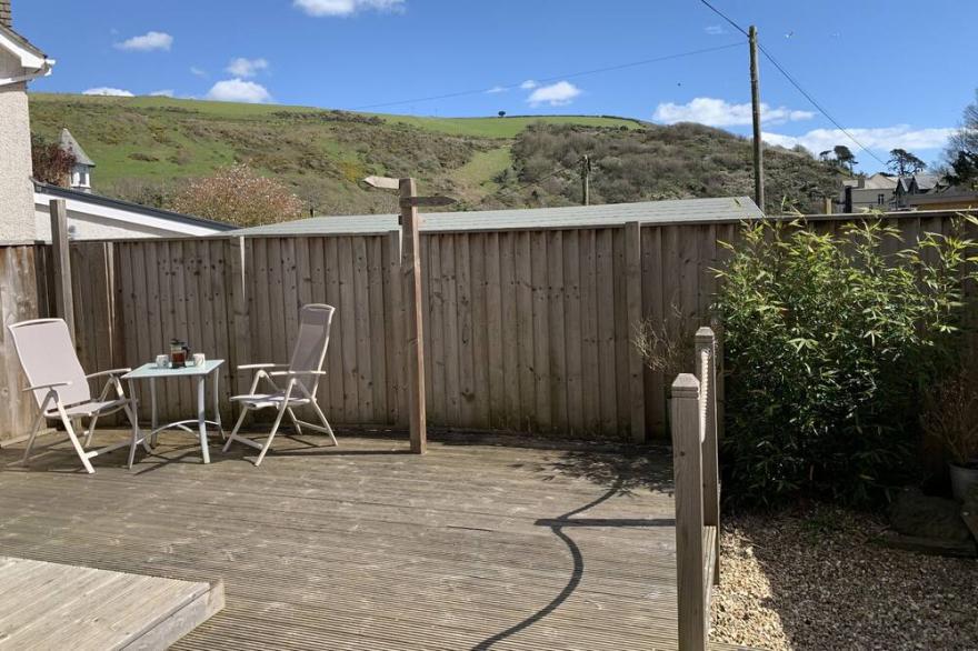 KEVERAL BAY COTTAGE, pet friendly, with a garden in Seaton