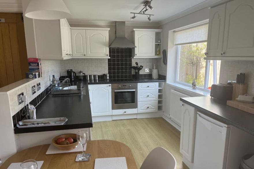 KEVERAL BAY COTTAGE, pet friendly, with a garden in Seaton