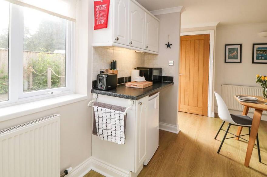 KEVERAL BAY COTTAGE, pet friendly, with a garden in Seaton