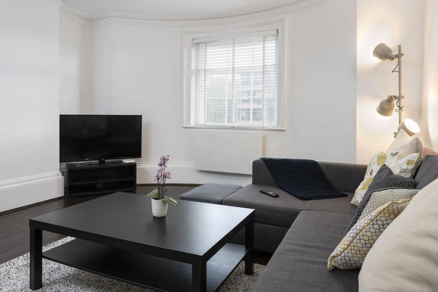 Georgian luxury style 2 bedroom apartment Reading