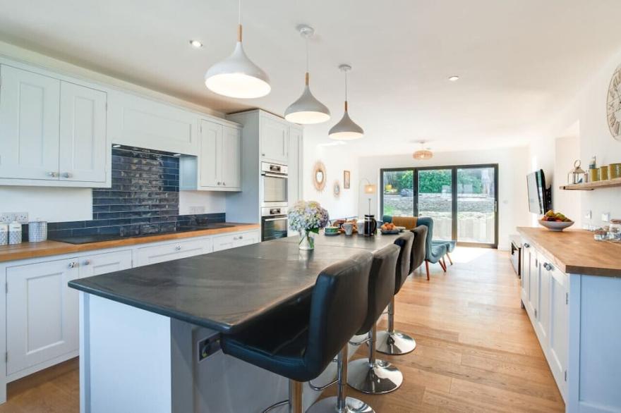 Stones Throw - Four Bedroom House, Sleeps 8