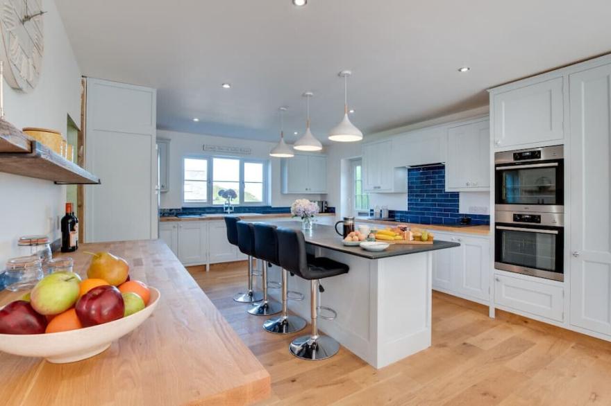 Stones Throw - Four Bedroom House, Sleeps 8