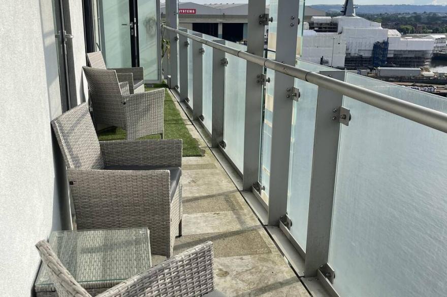 Pass the Keys | Lovely 2-bed Glasgow Harbour with Parking and Views
